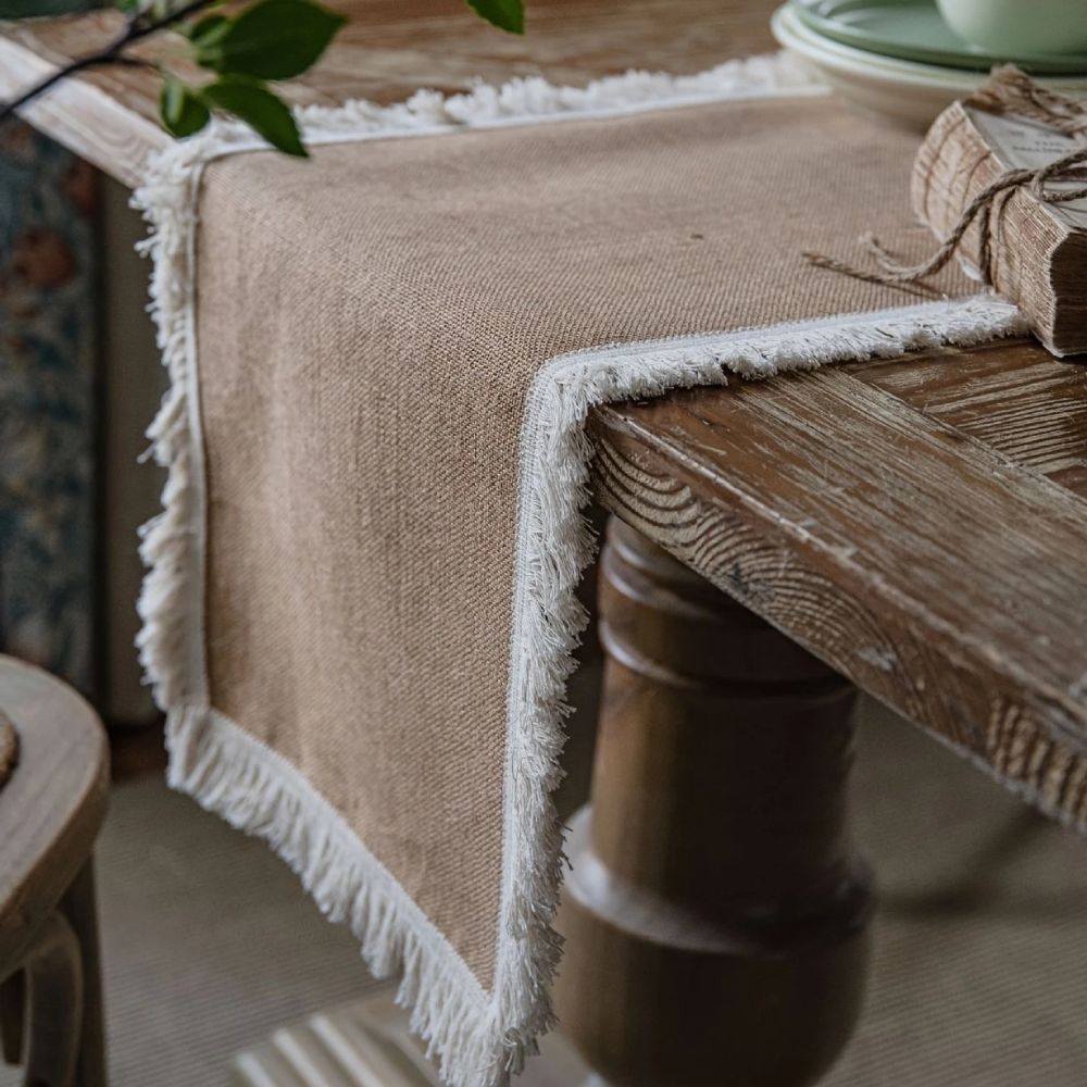 Rustikaler Jute-Tischläufer im Boho-Charme