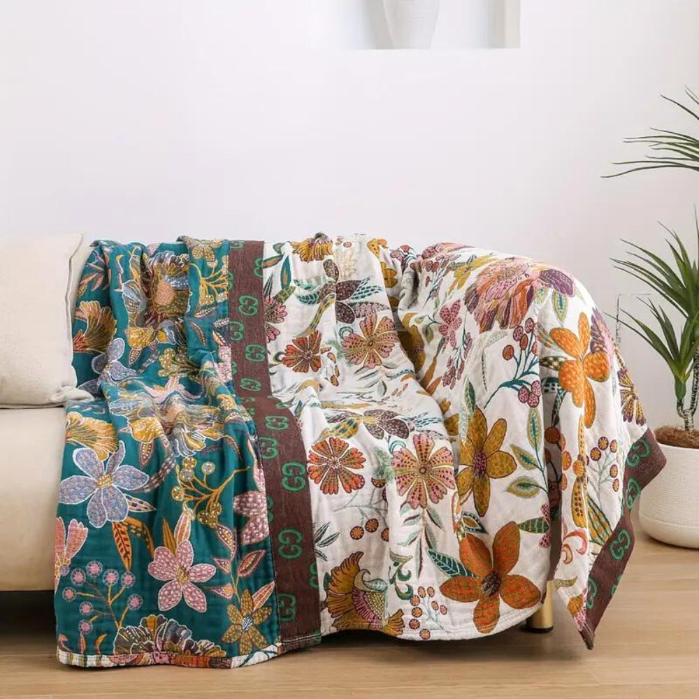 Florale Kuscheldecke mit zartem Blumenmotiv