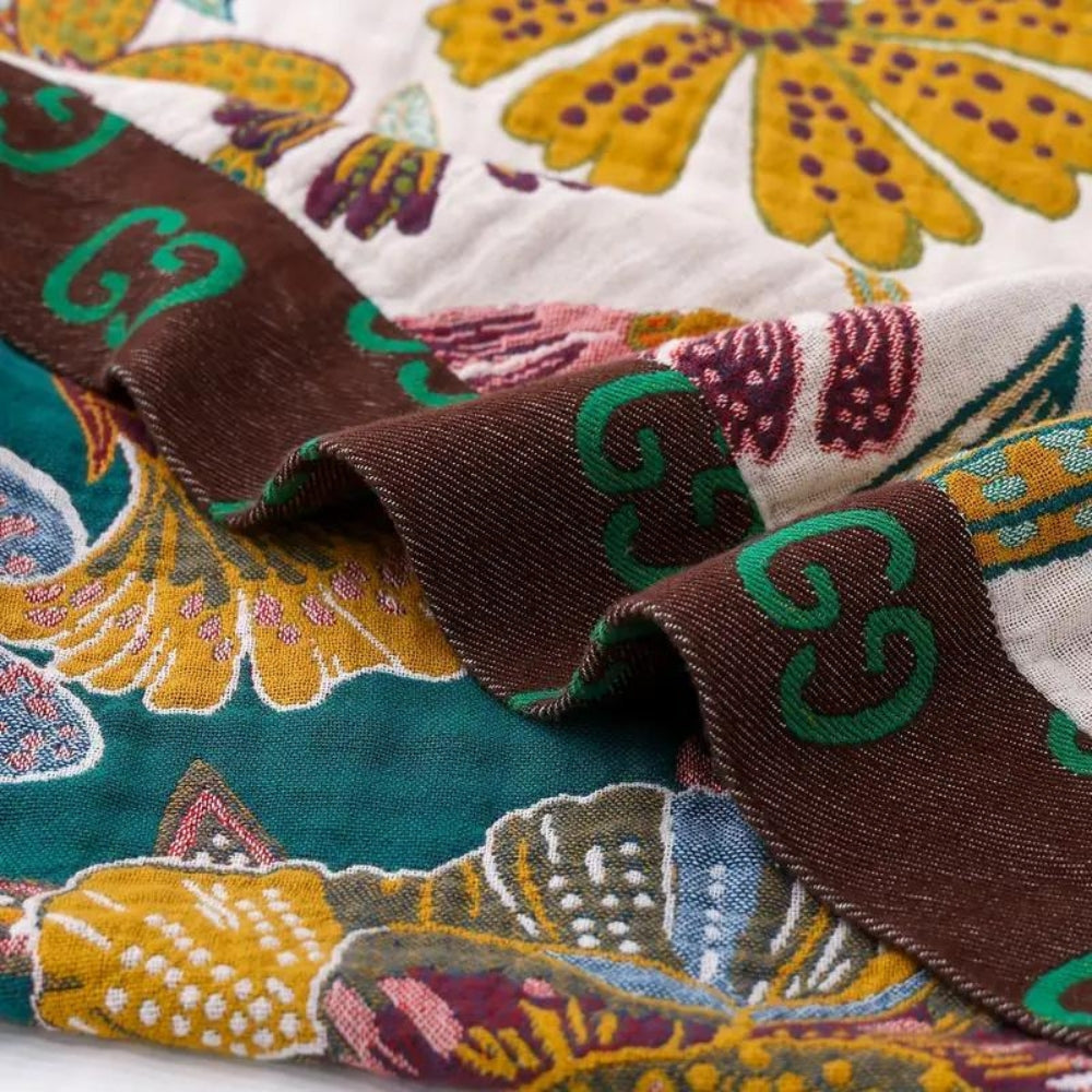Florale Kuscheldecke mit zartem Blumenmotiv