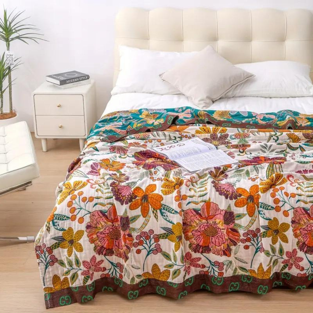 Florale Kuscheldecke mit zartem Blumenmotiv