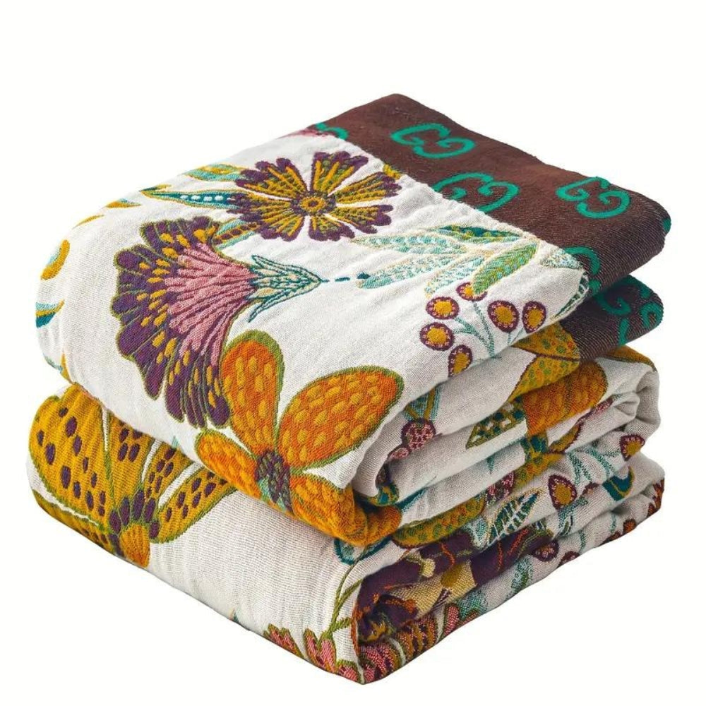 Florale Kuscheldecke mit zartem Blumenmotiv