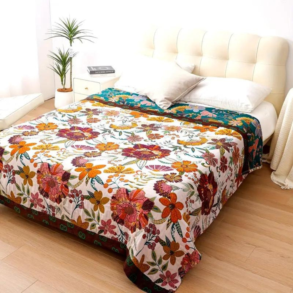 Florale Kuscheldecke mit zartem Blumenmotiv
