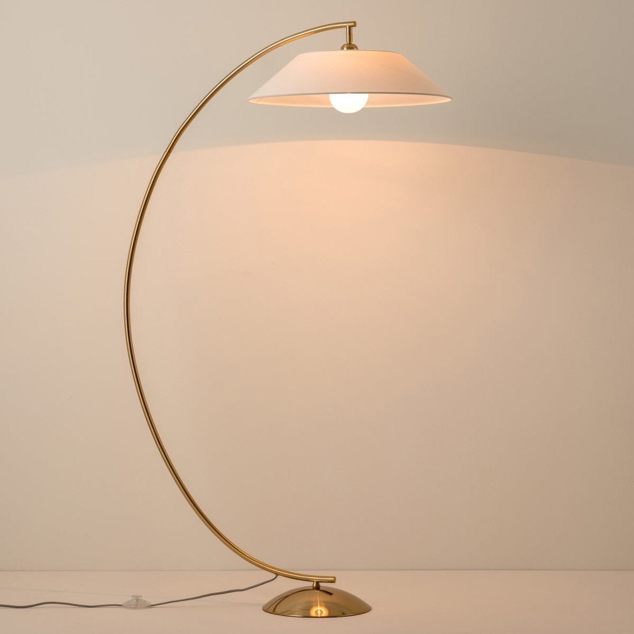 Moderne LED Stehlampe für Stilvolle Wohnräume