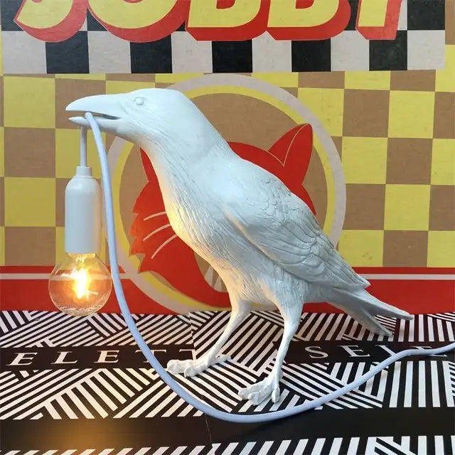 Tischlampe im Gothic-Stil mit Rabenskulptur