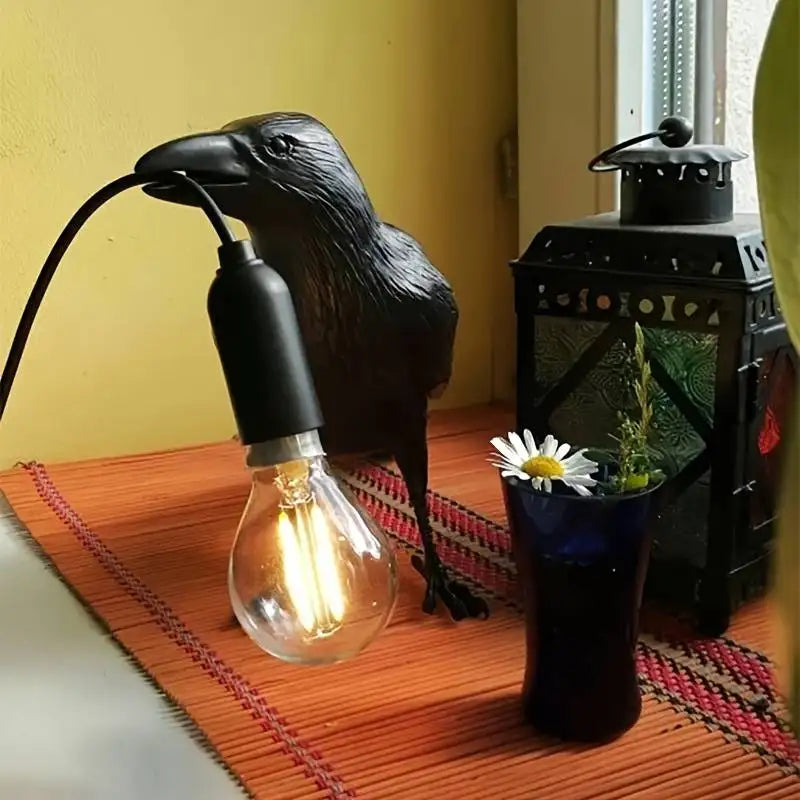 Tischlampe im Gothic-Stil mit Rabenskulptur