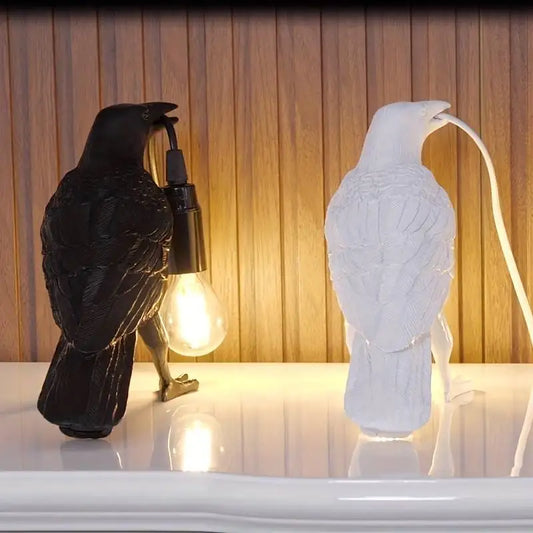 Tischlampe im Gothic-Stil mit Rabenskulptur