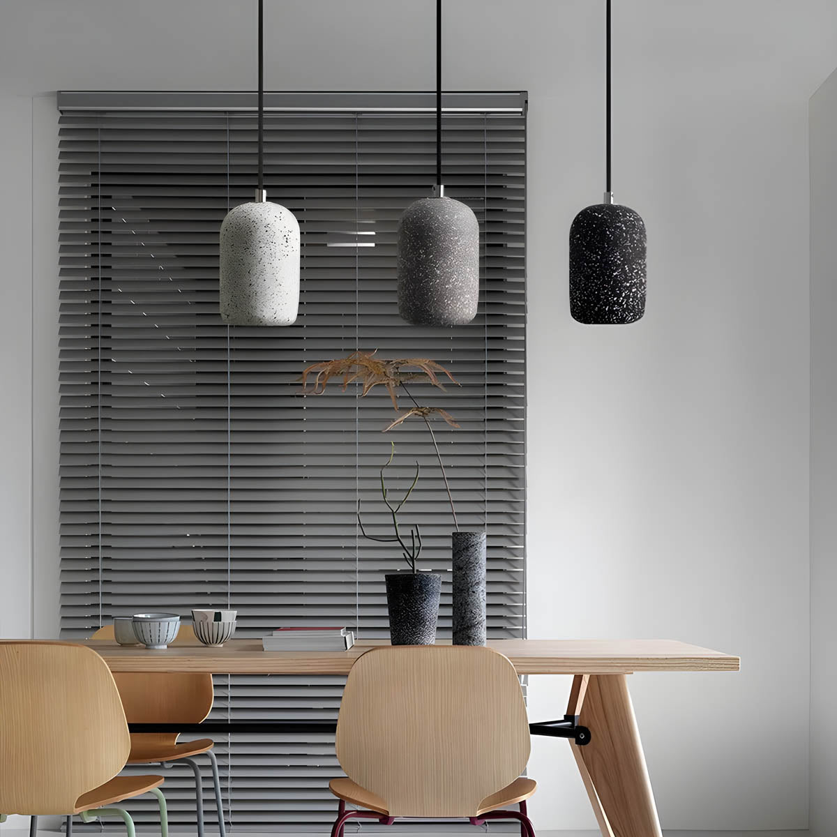 Pendelleuchte aus Metall mit Beton-Optik