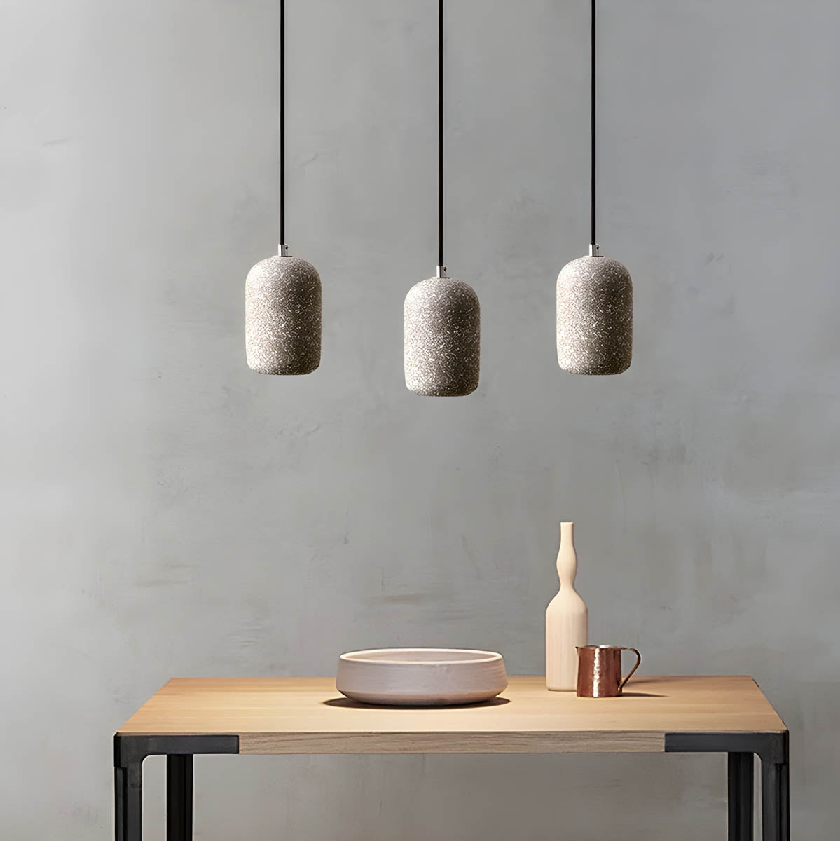 Pendelleuchte aus Metall mit Beton-Optik