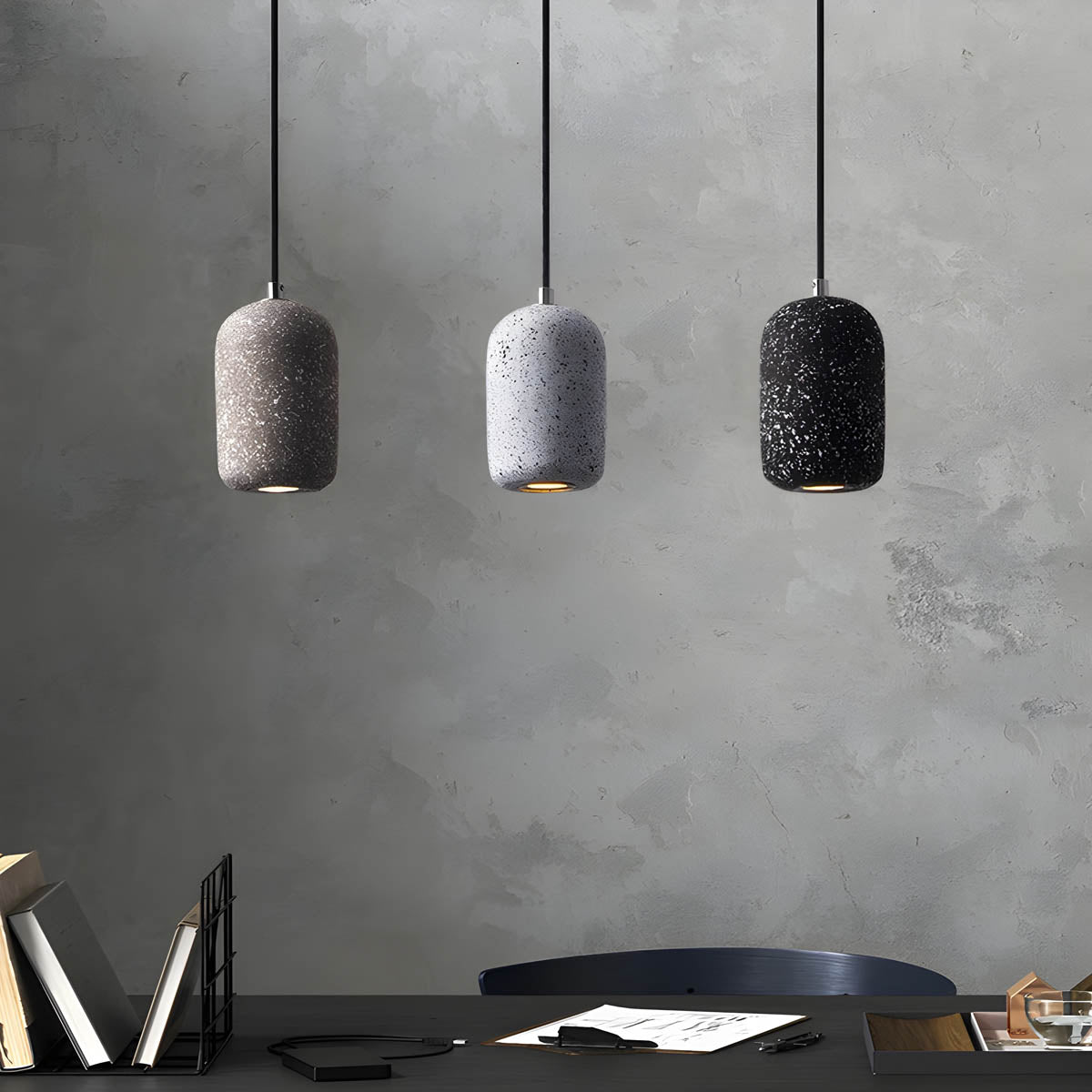 Pendelleuchte aus Metall mit Beton-Optik