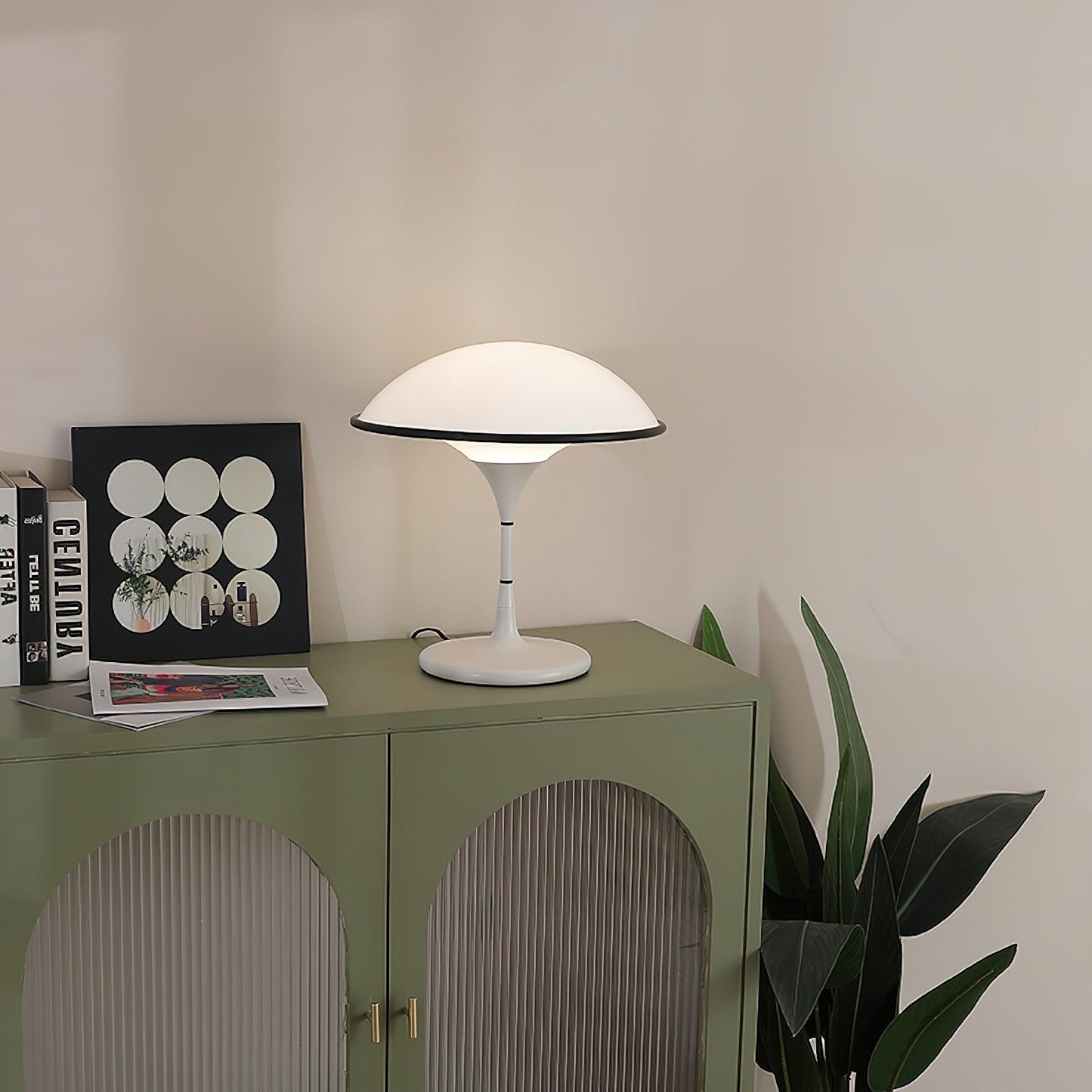Futuristische Tischlampe im Untertassen-Design
