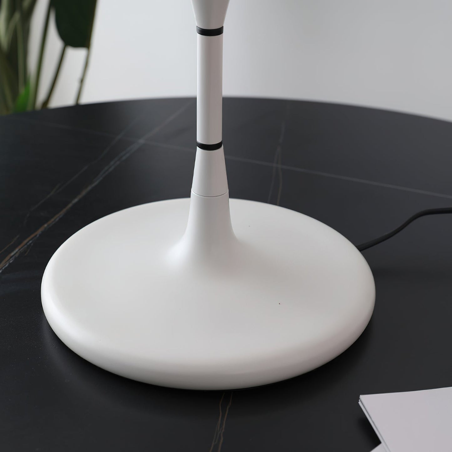 Futuristische Tischlampe im Untertassen-Design