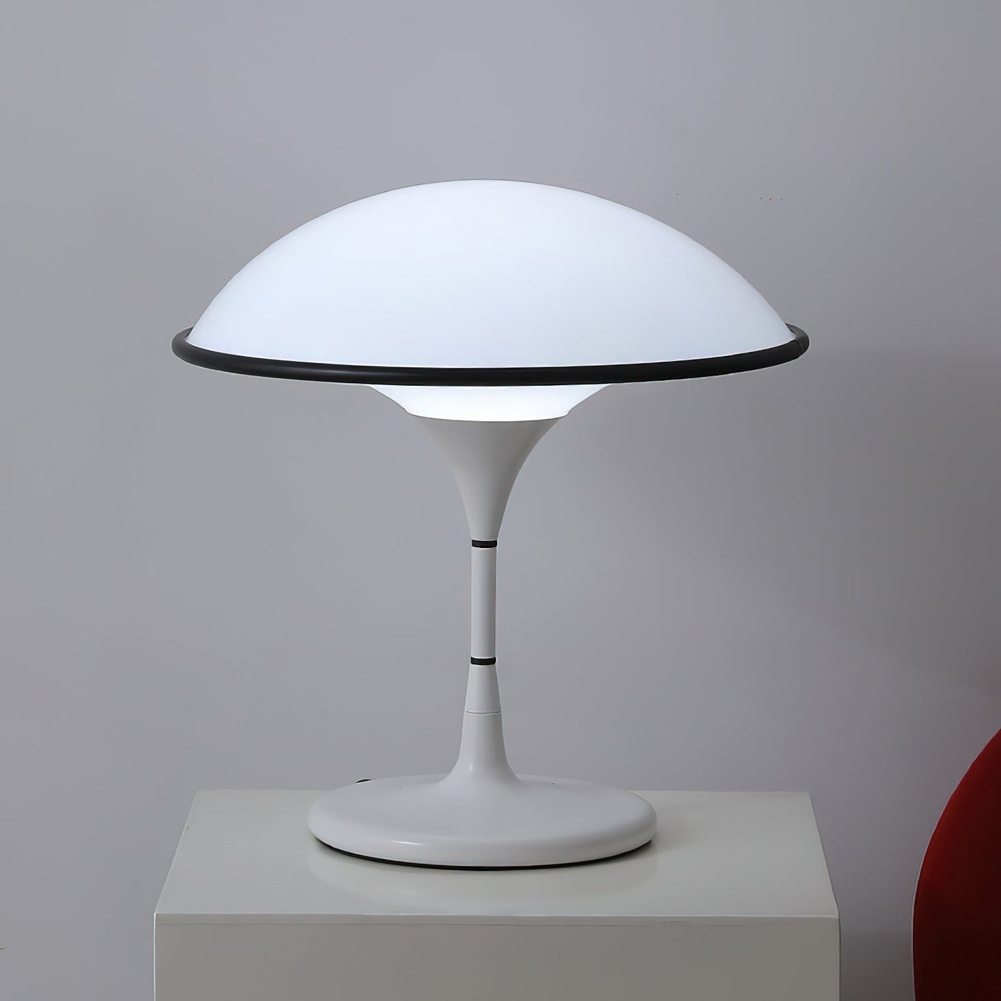 Futuristische Tischlampe im Untertassen-Design