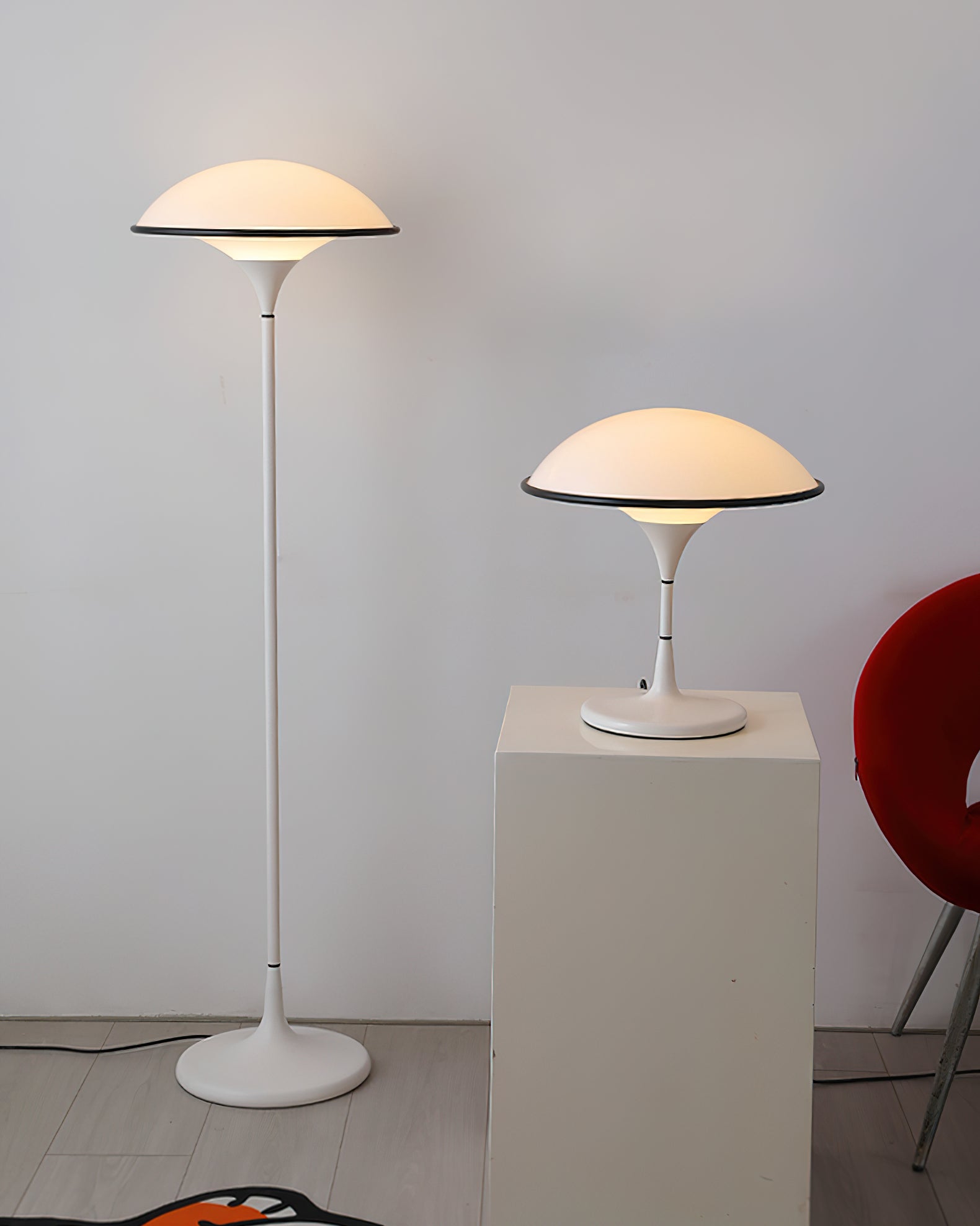 Futuristische Tischlampe im Untertassen-Design