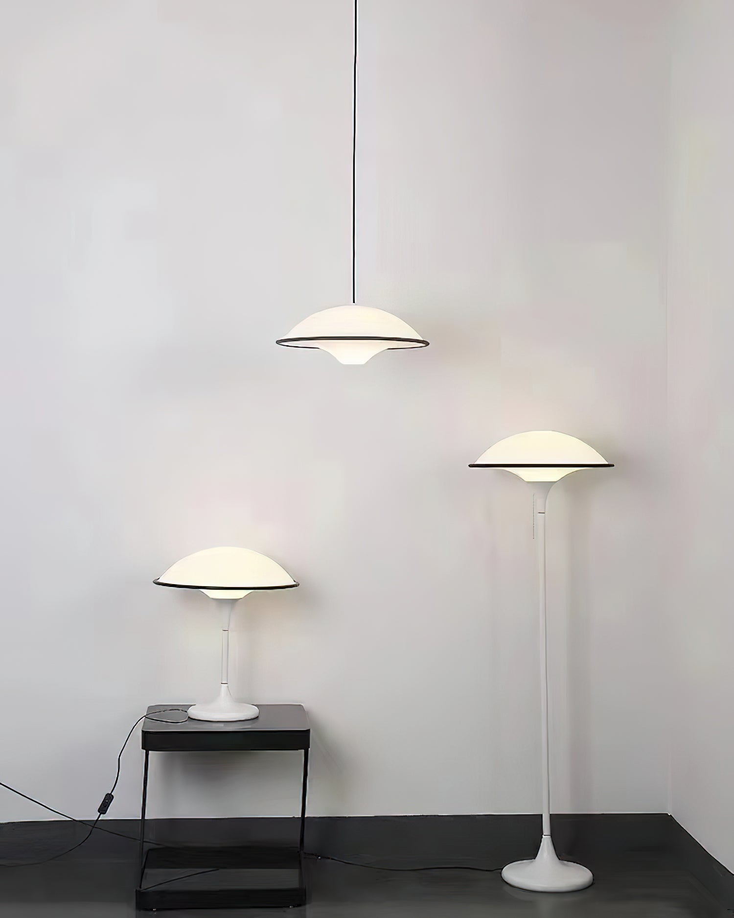 Futuristische Tischlampe im Untertassen-Design
