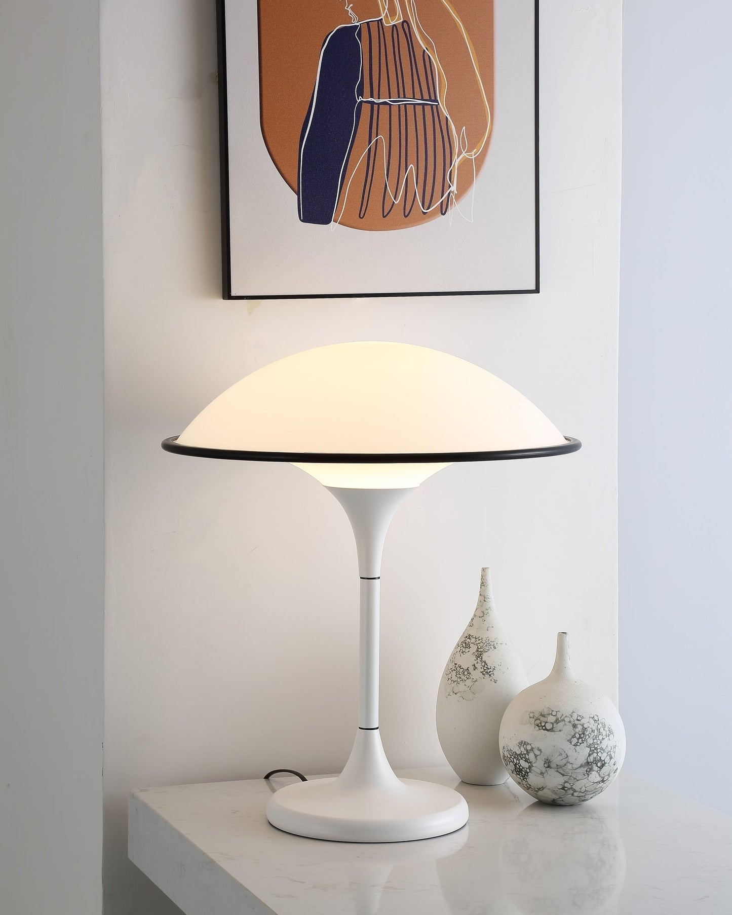 Futuristische Tischlampe im Untertassen-Design