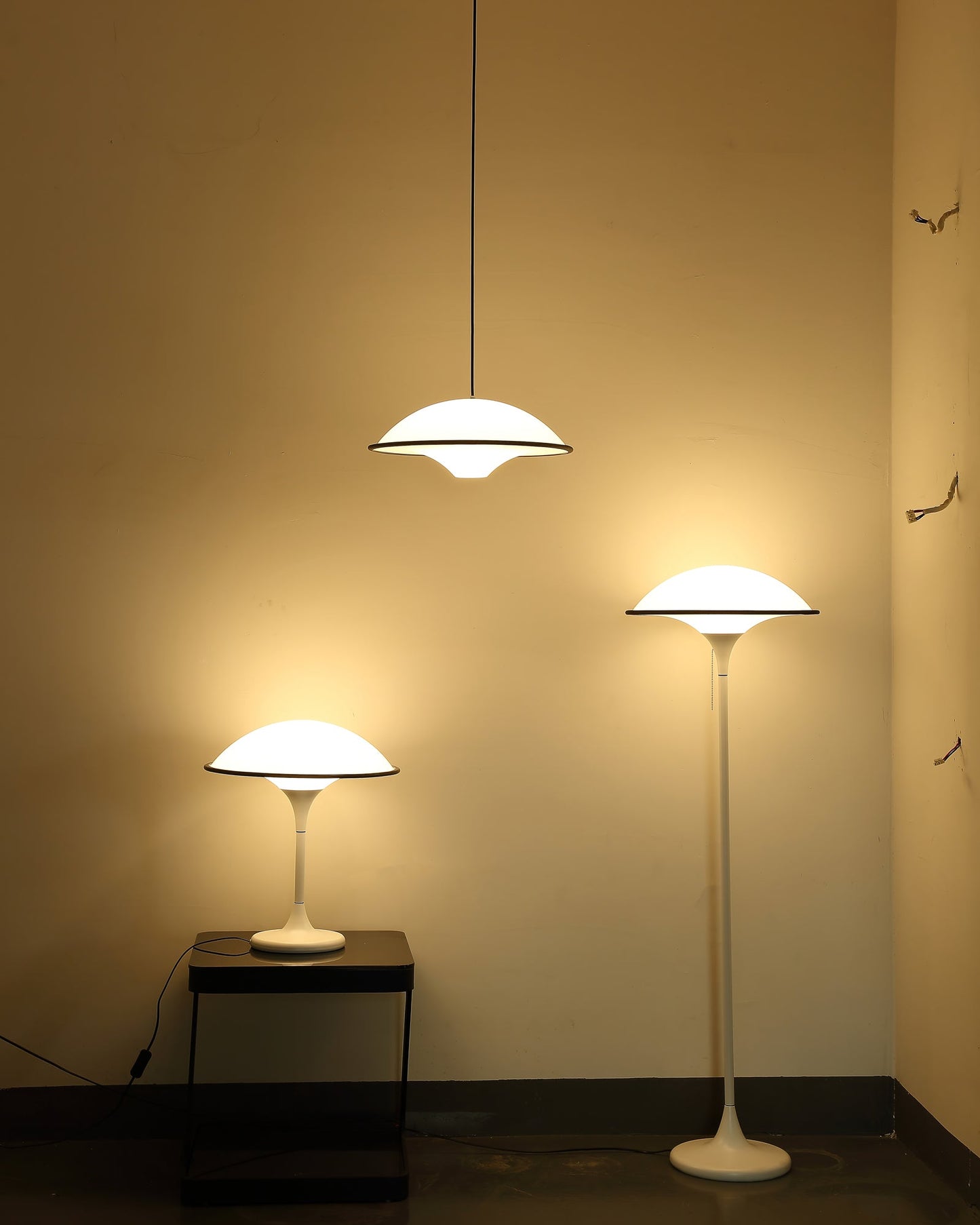 Futuristische Tischlampe im Untertassen-Design