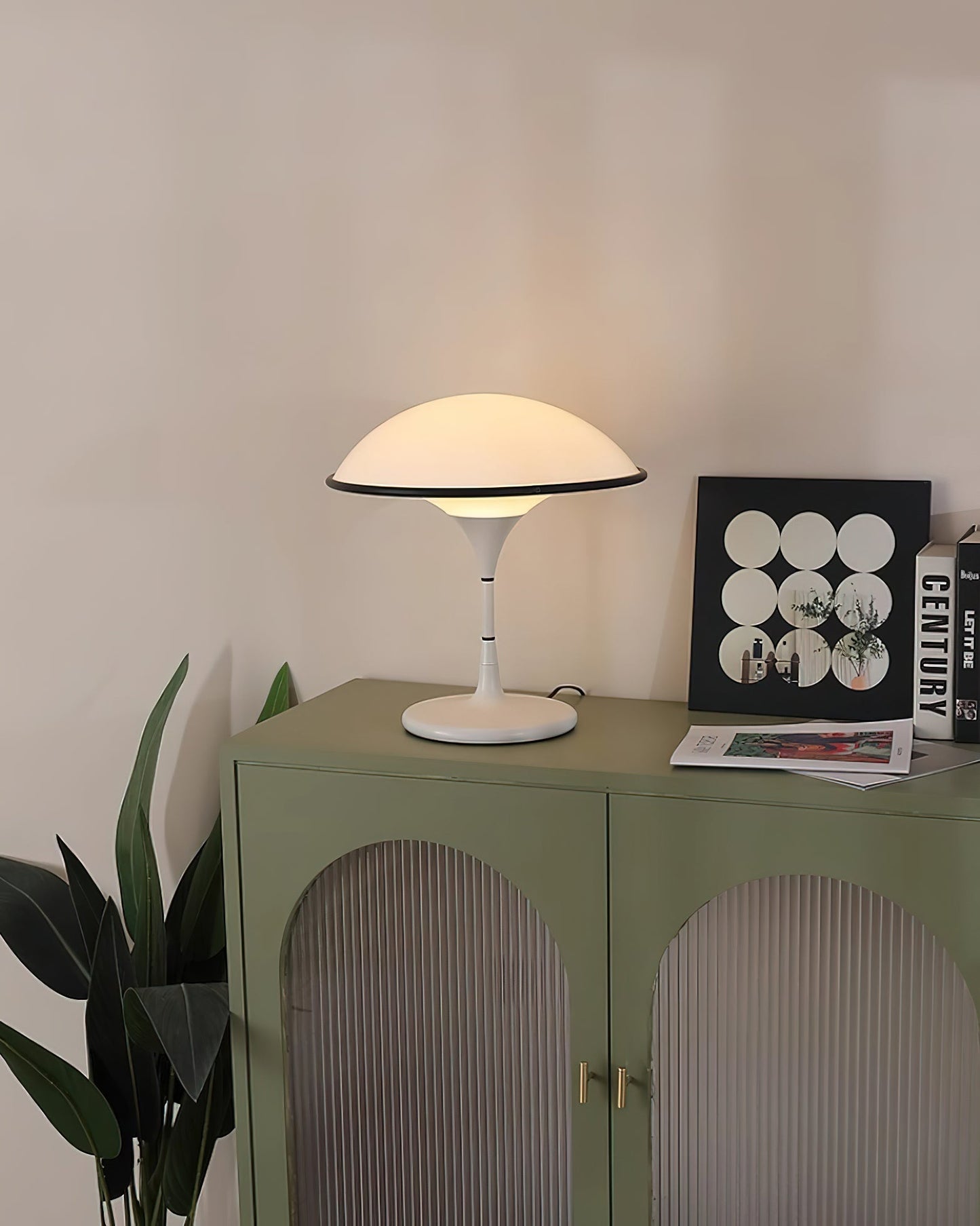 Futuristische Tischlampe im Untertassen-Design