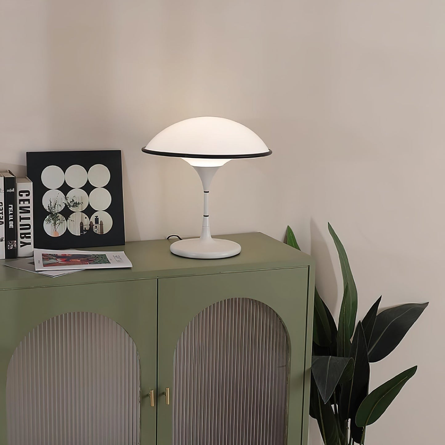 Futuristische Tischlampe im Untertassen-Design