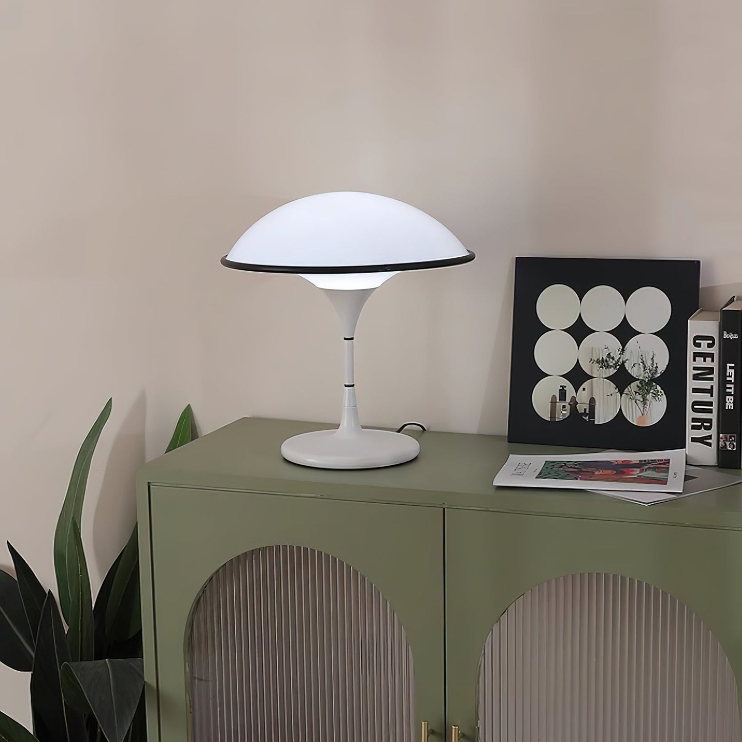 Futuristische Tischlampe im Untertassen-Design