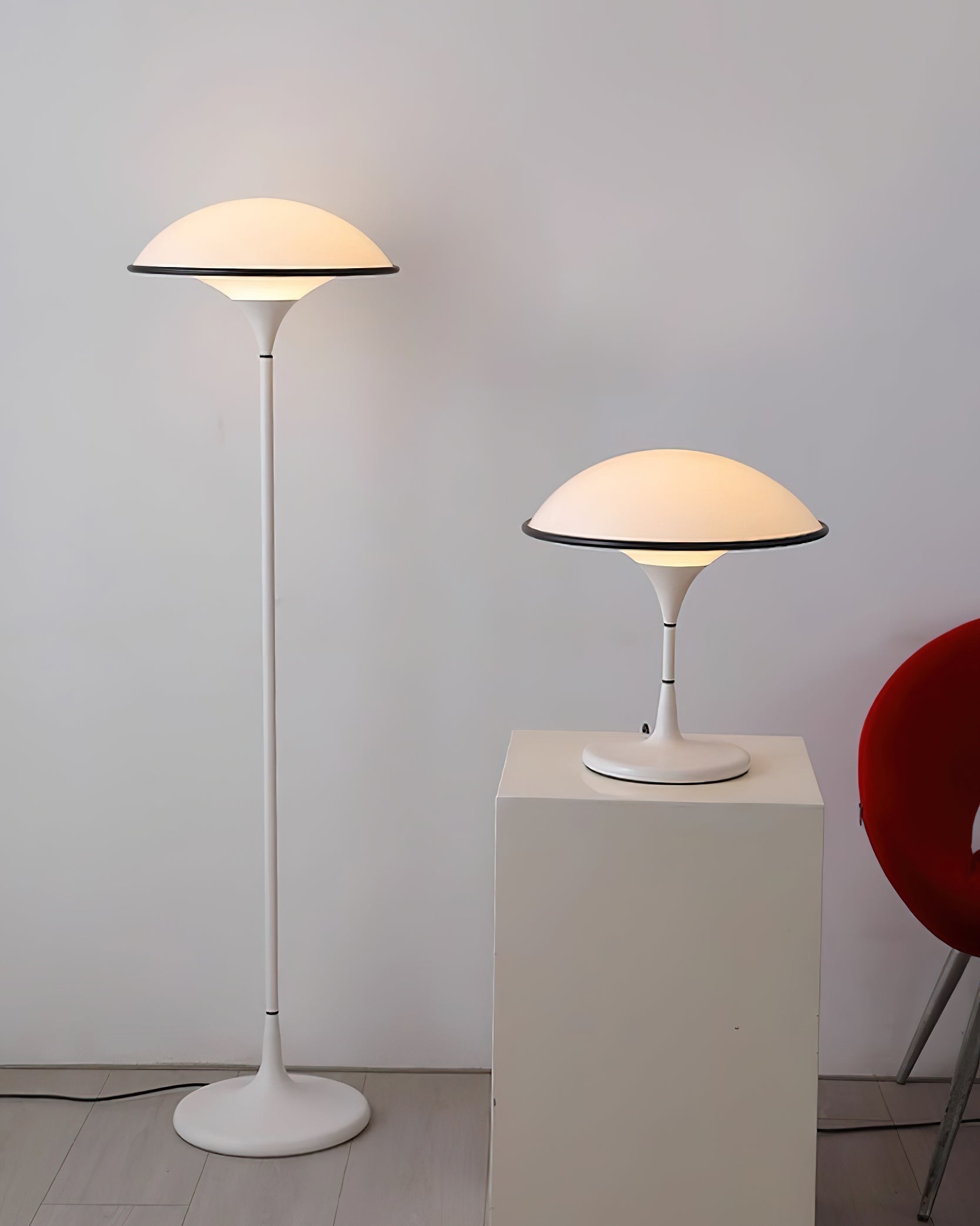 Futuristische Tischlampe im Untertassen-Design