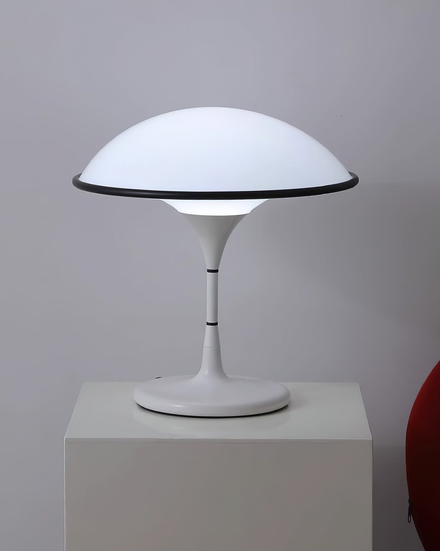 Futuristische Tischlampe im Untertassen-Design