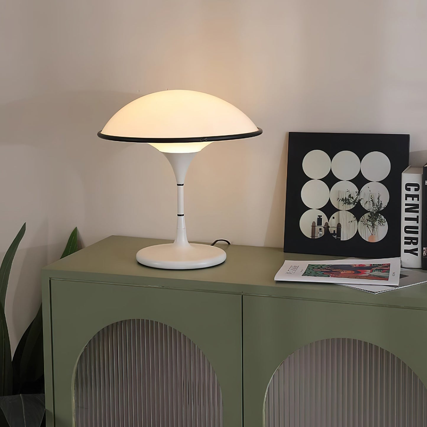 Futuristische Tischlampe im Untertassen-Design