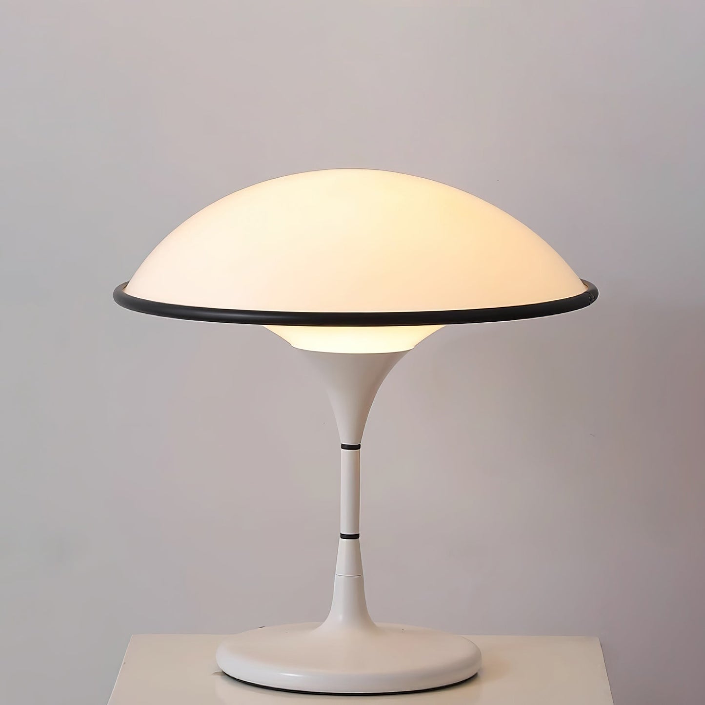Futuristische Tischlampe im Untertassen-Design