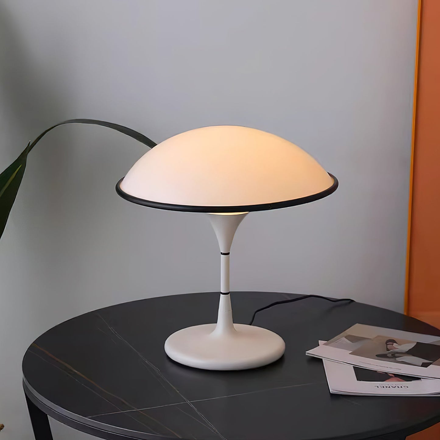 Futuristische Tischlampe im Untertassen-Design