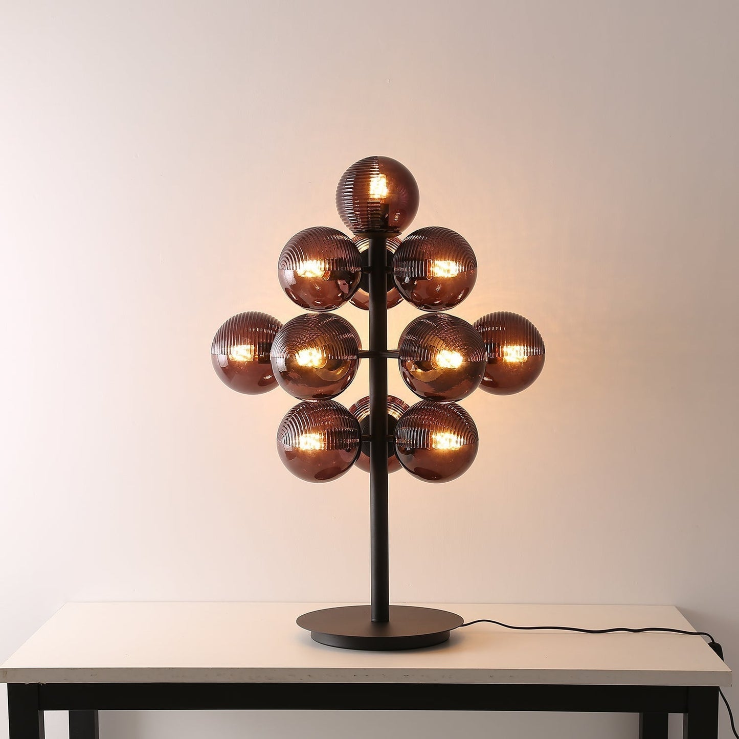 Tischlampe in Traubenform mit Tiefschwarzem Schirm