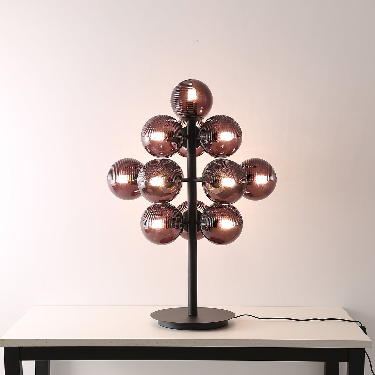 Tischlampe in Traubenform mit Tiefschwarzem Schirm