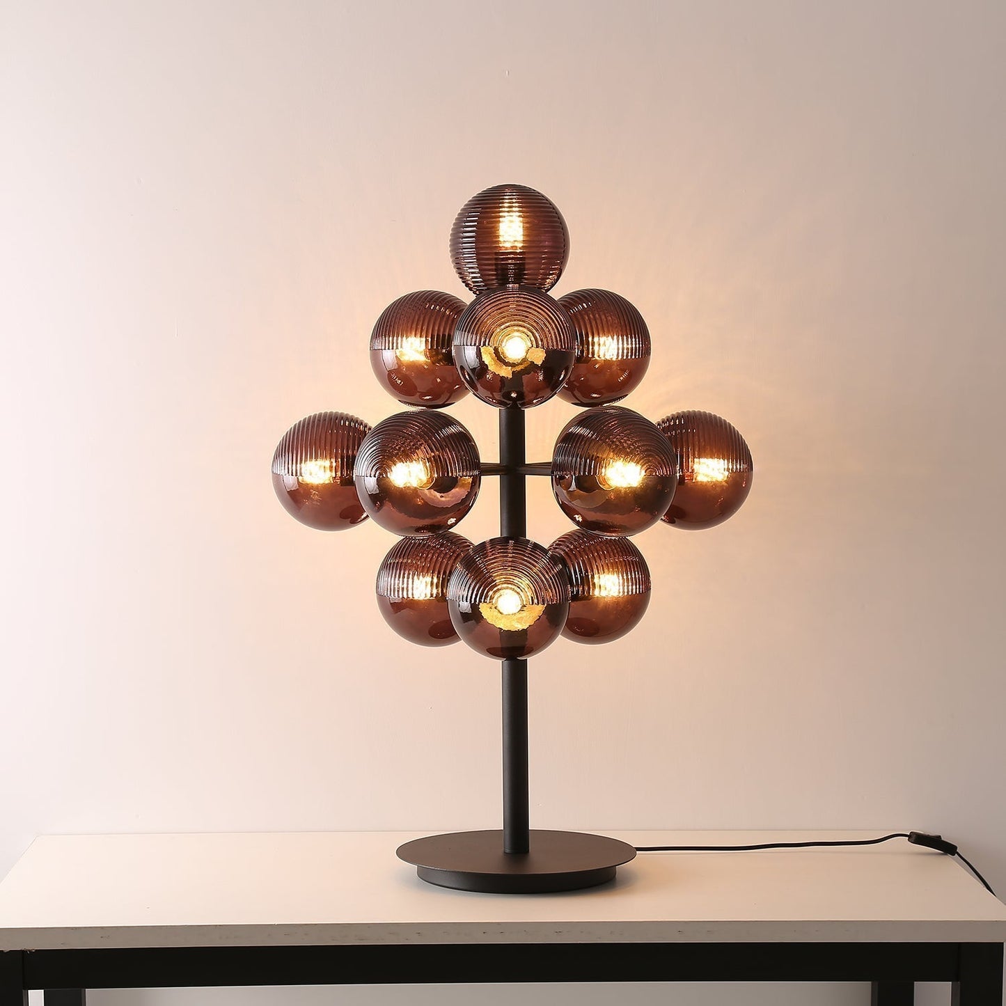Tischlampe in Traubenform mit Tiefschwarzem Schirm