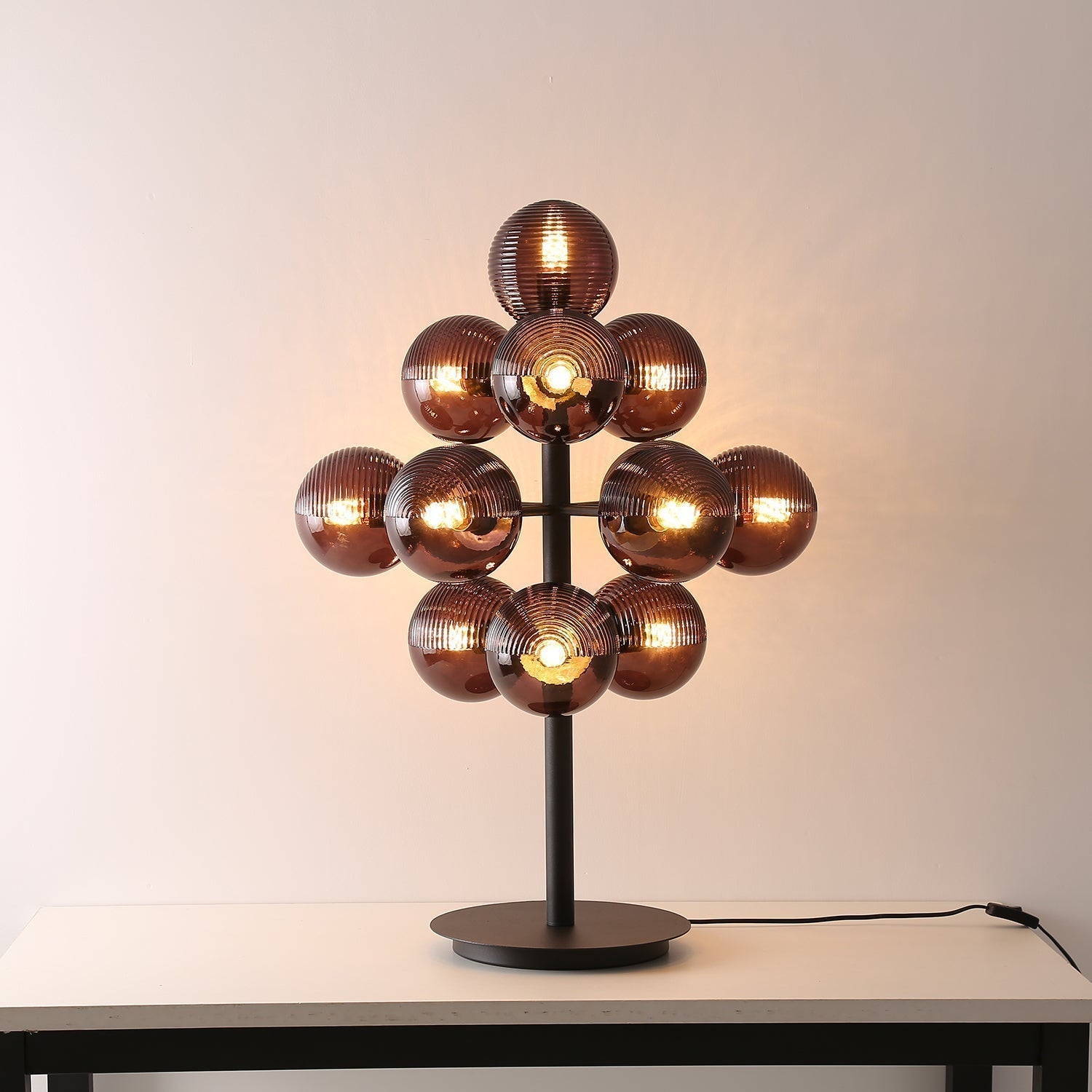 Tischlampe in Traubenform mit Tiefschwarzem Schirm