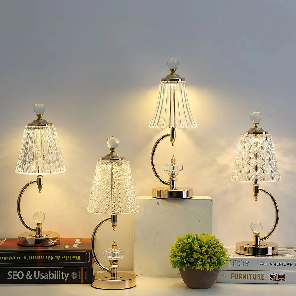 Antike Tischlampe – Kristallglas trifft auf goldene Eleganz