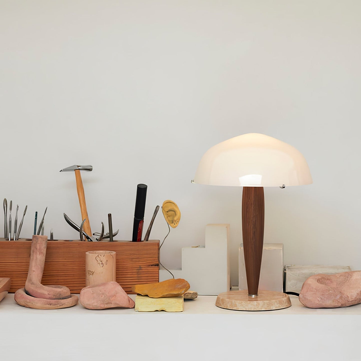 Minimalistische Nachttischlampe im Mid-Century Design