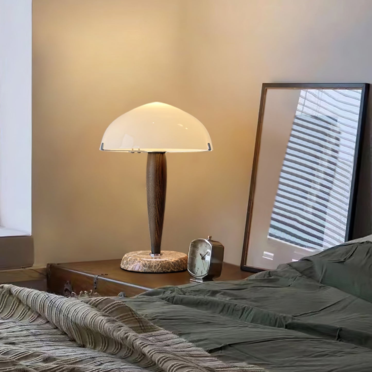 Minimalistische Nachttischlampe im Mid-Century Design