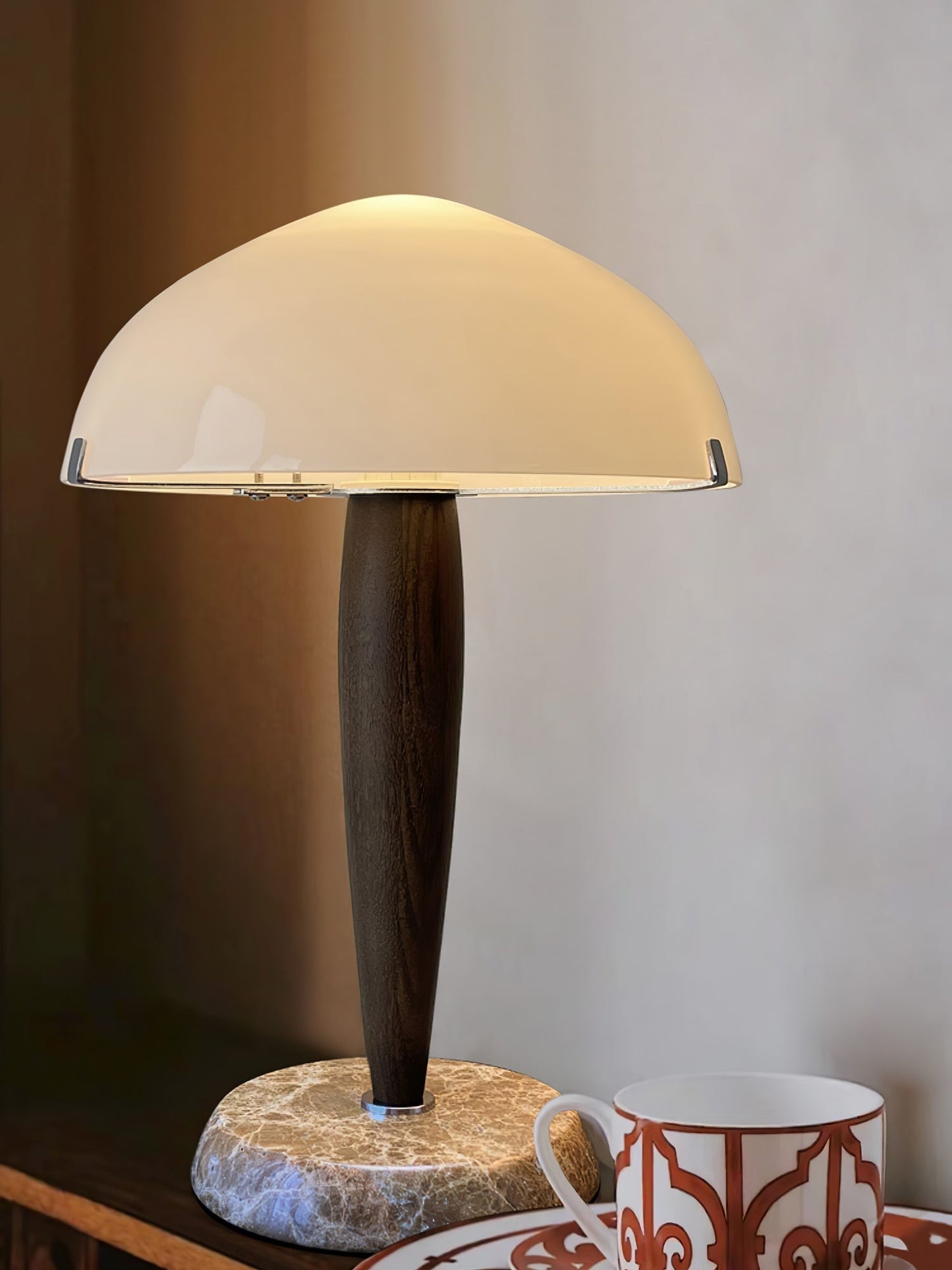 Minimalistische Nachttischlampe im Mid-Century Design