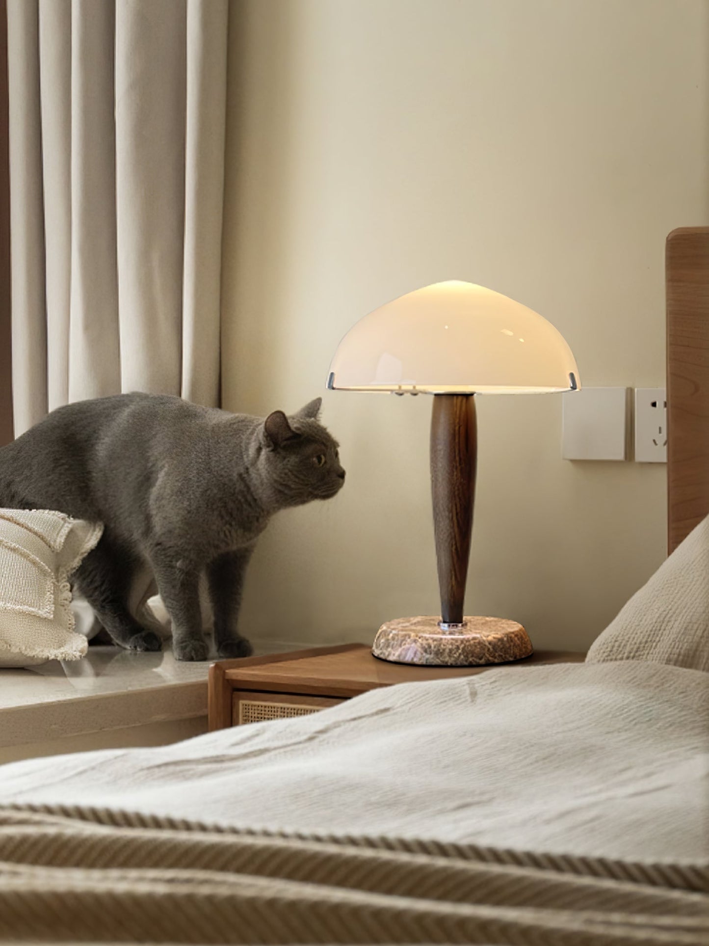 Minimalistische Nachttischlampe im Mid-Century Design