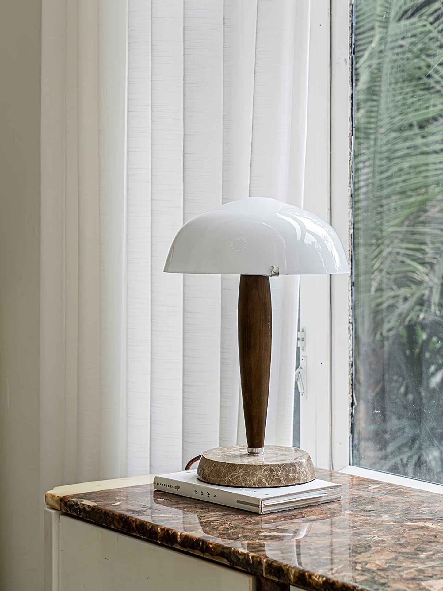 Minimalistische Nachttischlampe im Mid-Century Design