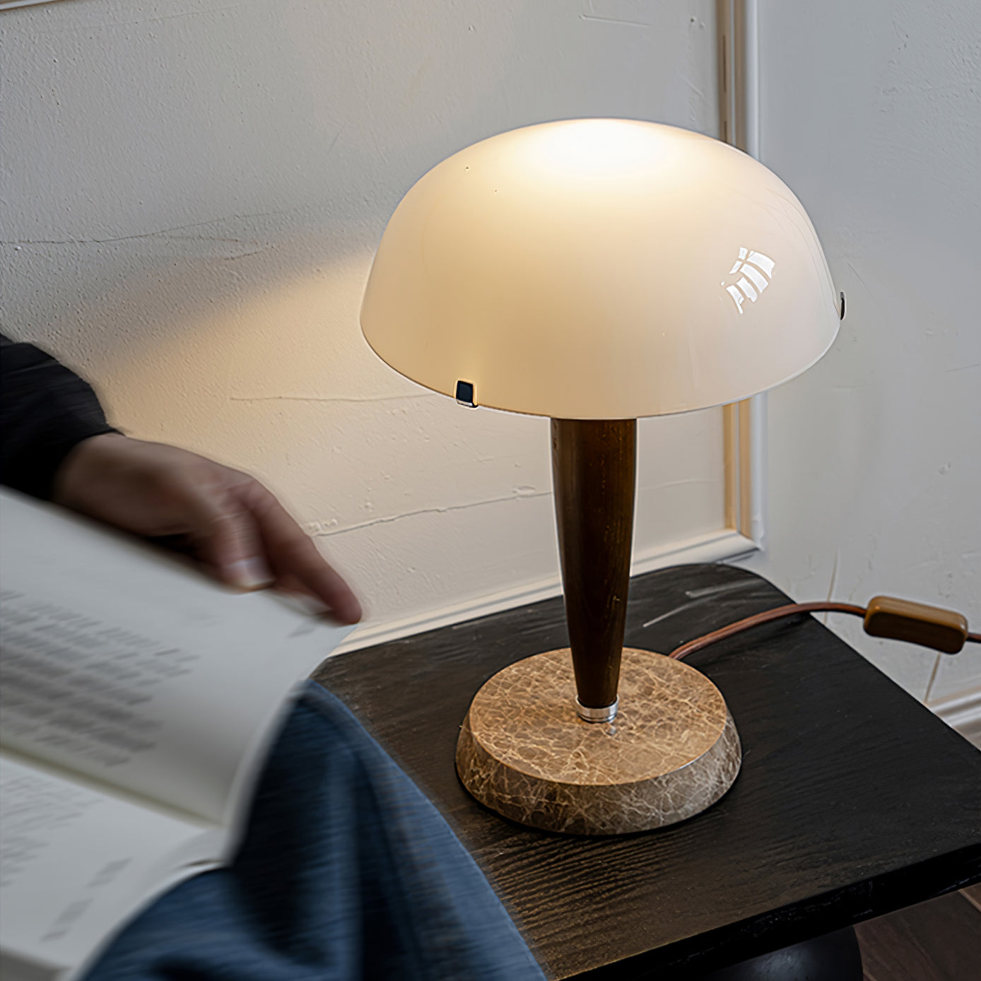Minimalistische Nachttischlampe im Mid-Century Design