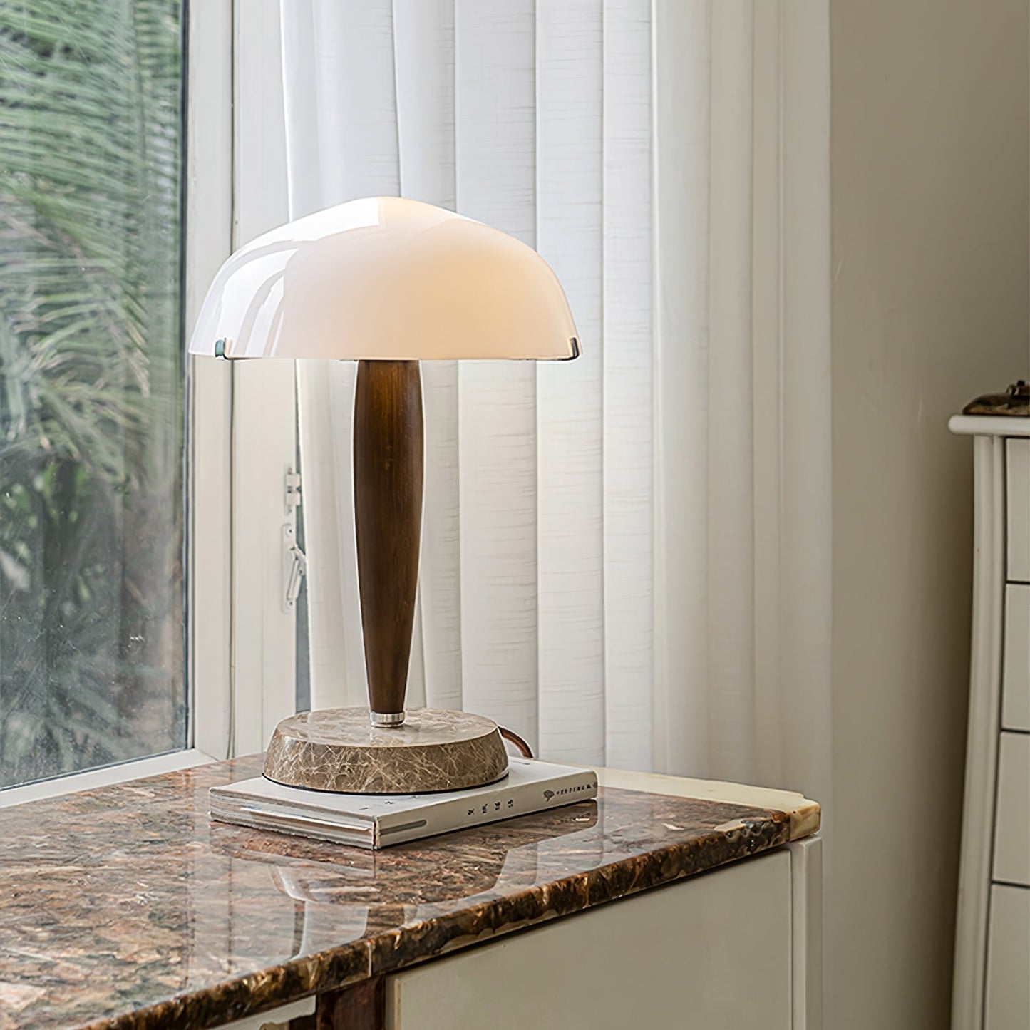 Minimalistische Nachttischlampe im Mid-Century Design