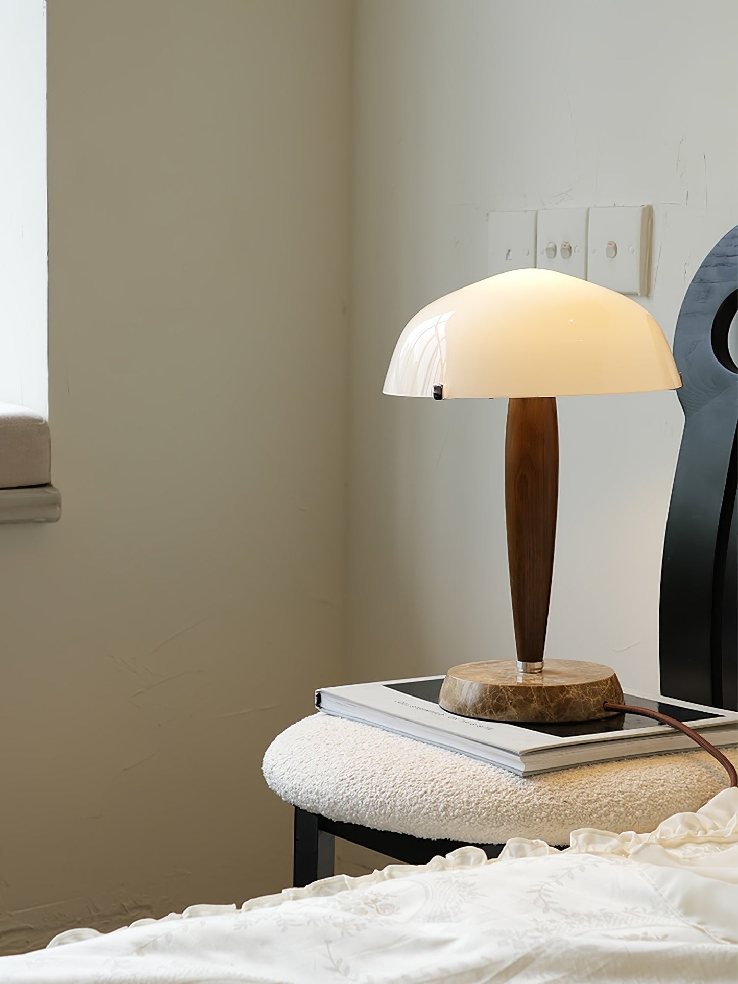 Minimalistische Nachttischlampe im Mid-Century Design