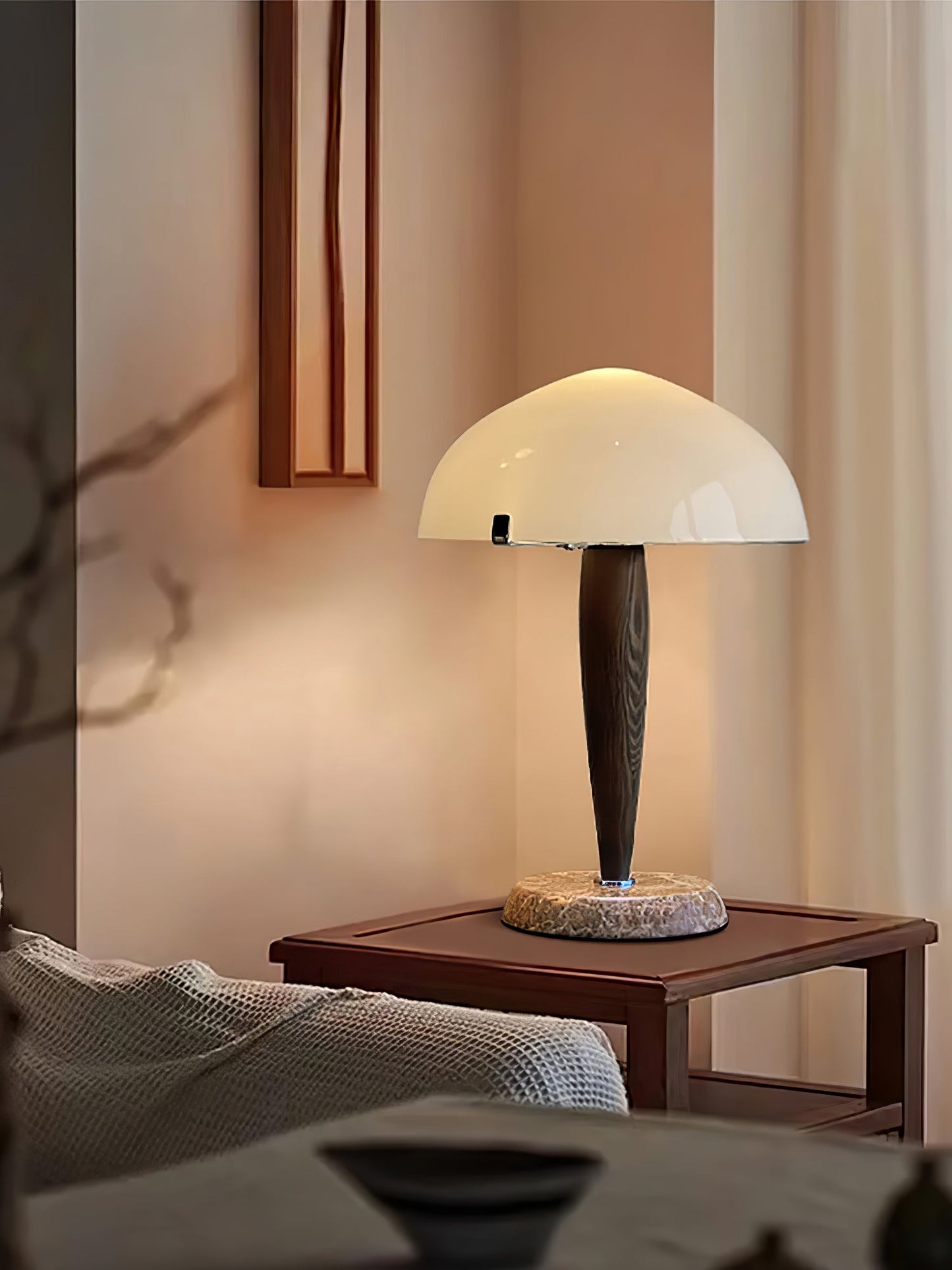 Minimalistische Nachttischlampe im Mid-Century Design