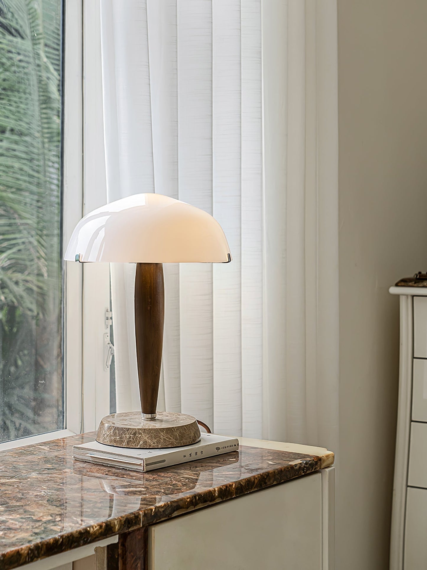 Minimalistische Nachttischlampe im Mid-Century Design