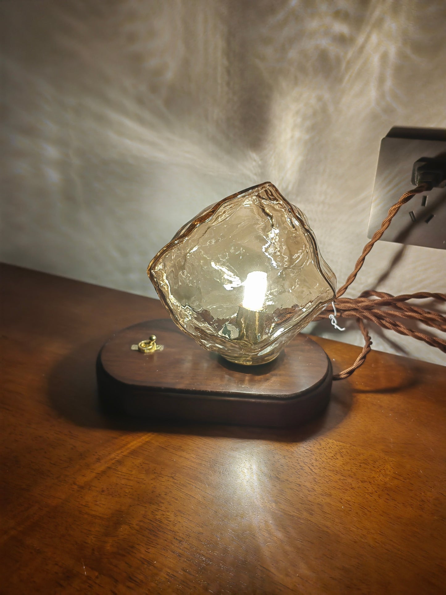 Stilvolle Tischlampe Eisstein Glas