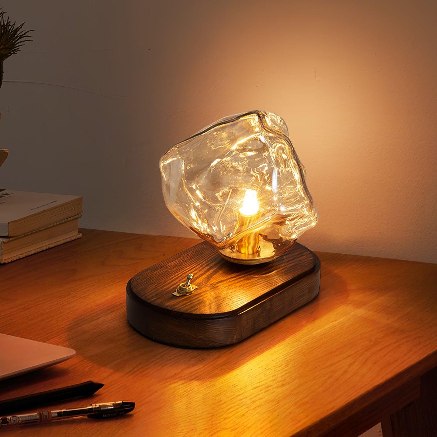 Stilvolle Tischlampe Eisstein Glas