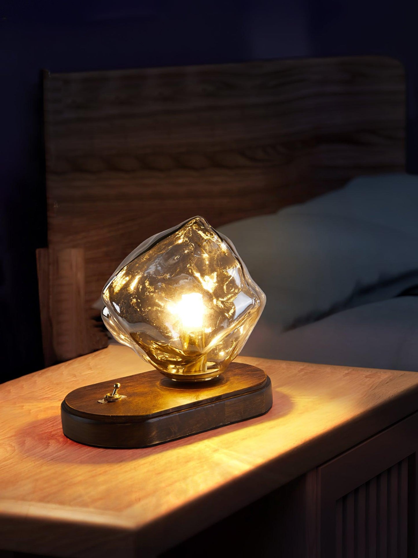 Stilvolle Tischlampe Eisstein Glas