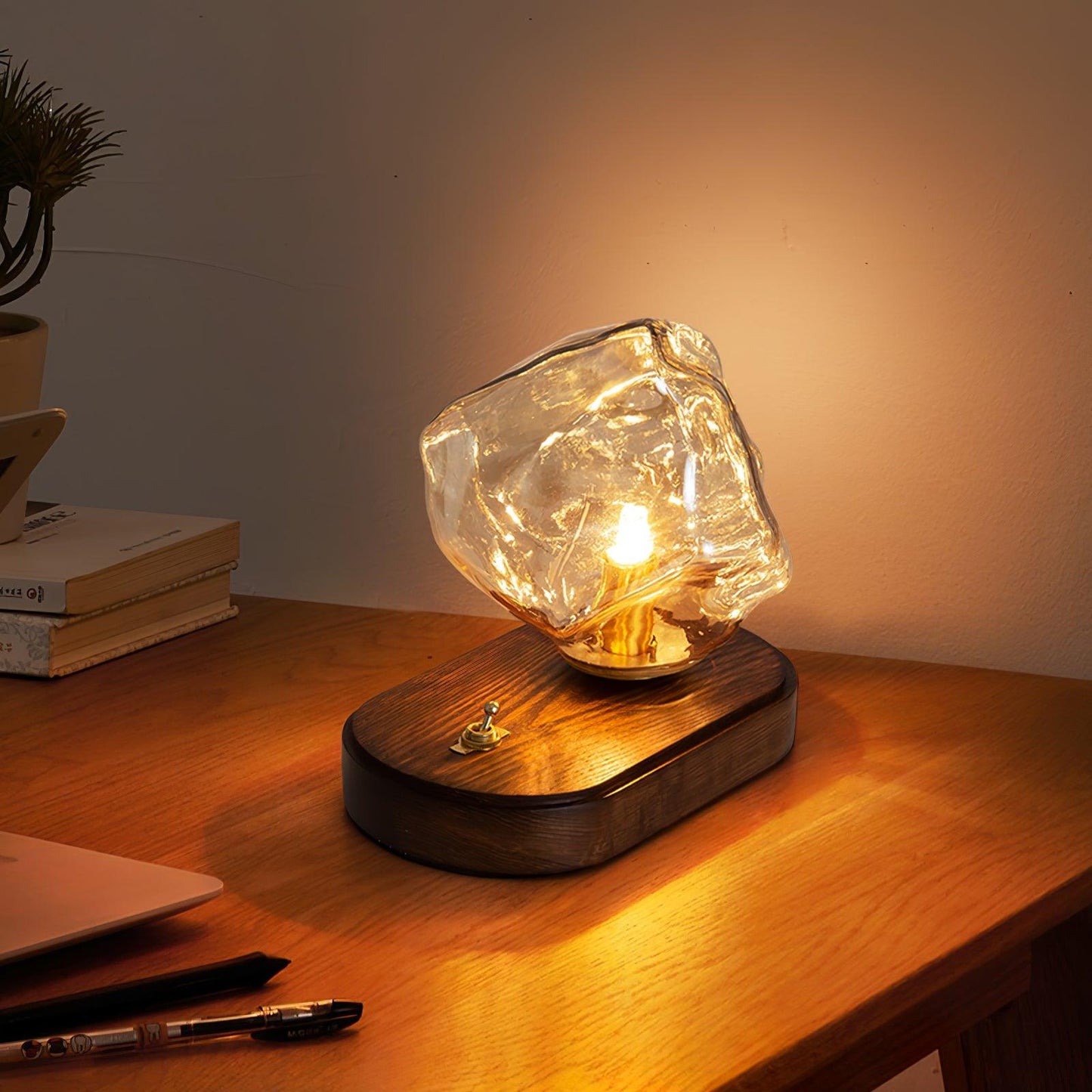 Stilvolle Tischlampe Eisstein Glas