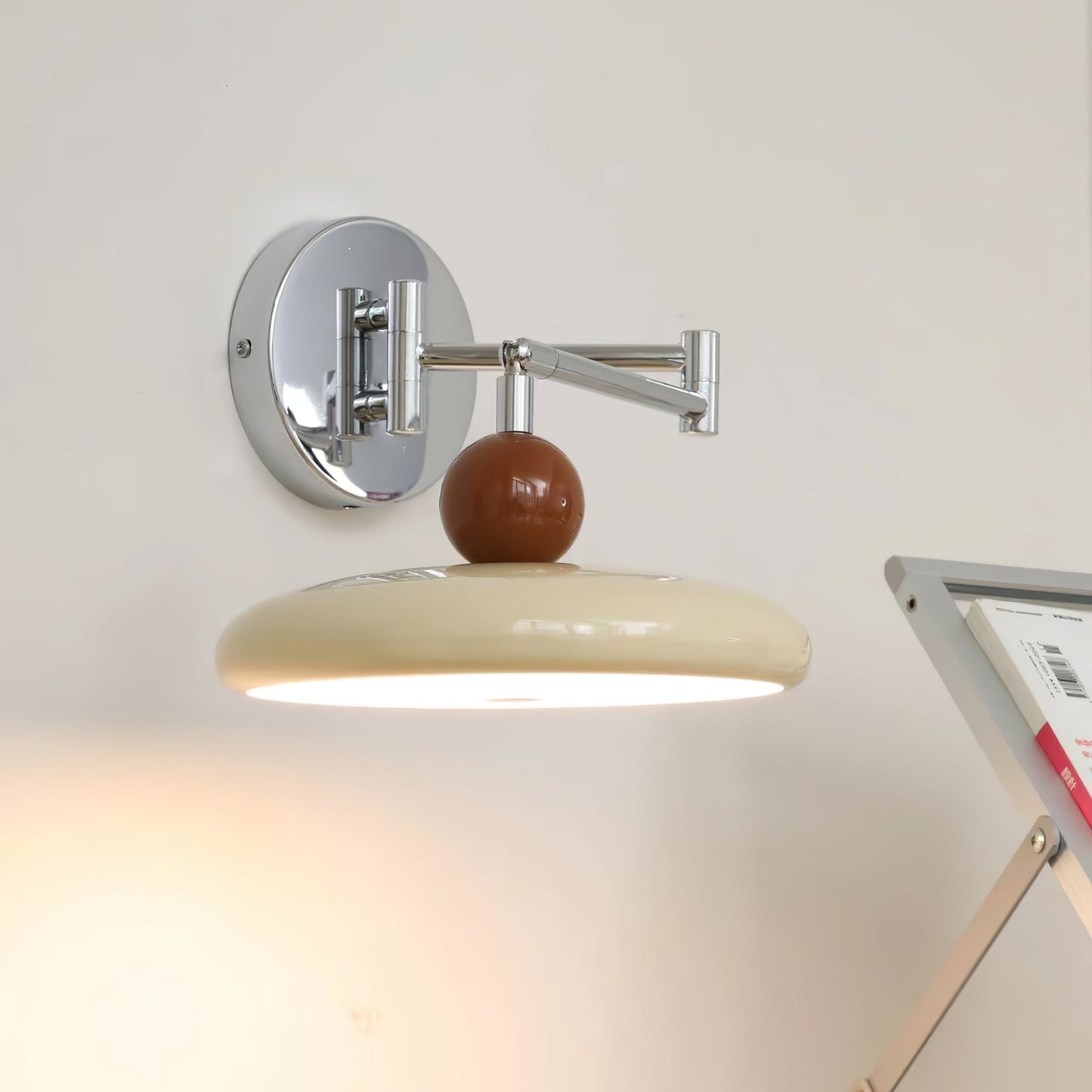 Flexible Lola Swing Arm Wandleuchte für Leseecken und Arbeitsplätze