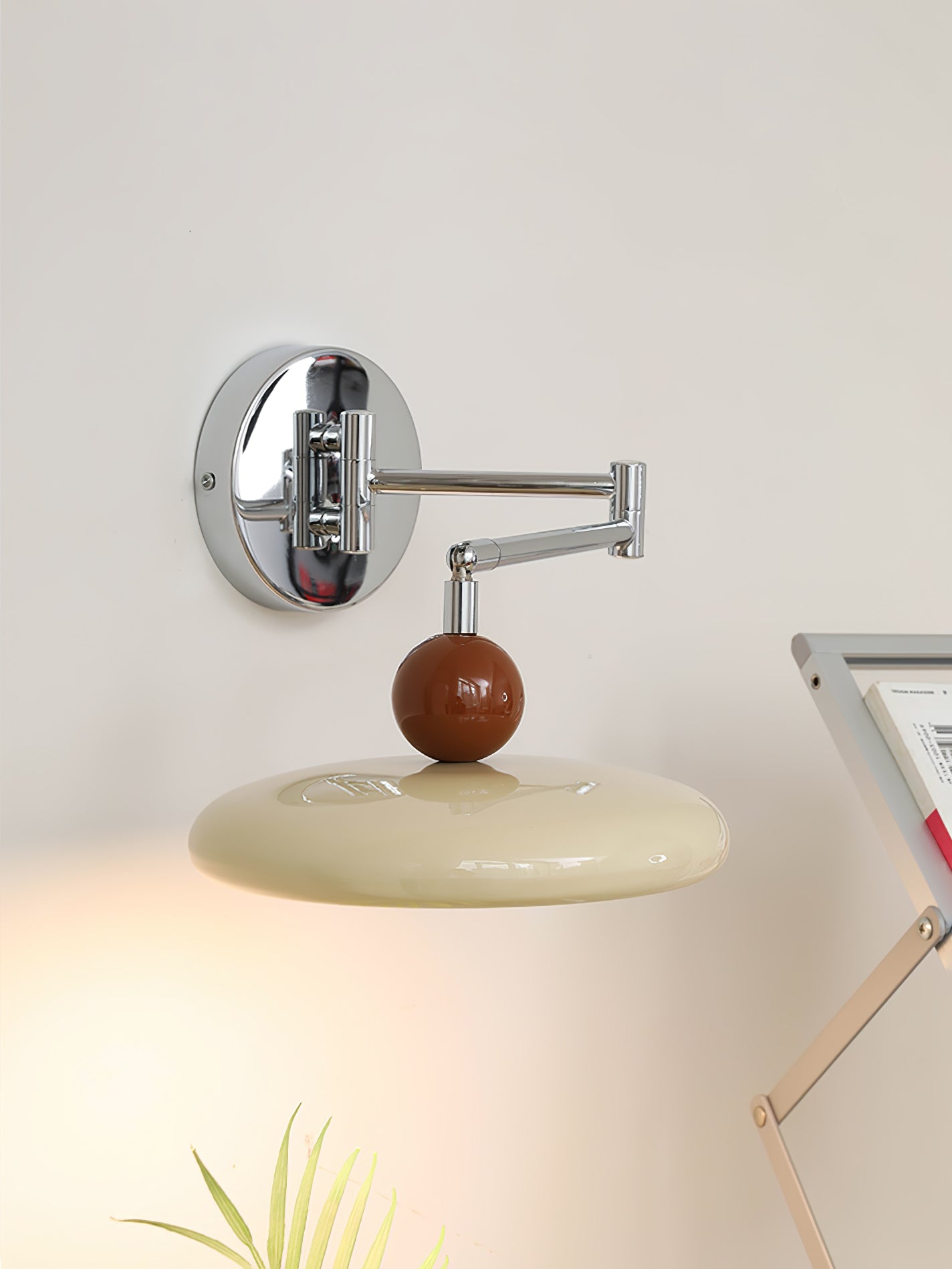 Flexible Lola Swing Arm Wandleuchte für Leseecken und Arbeitsplätze