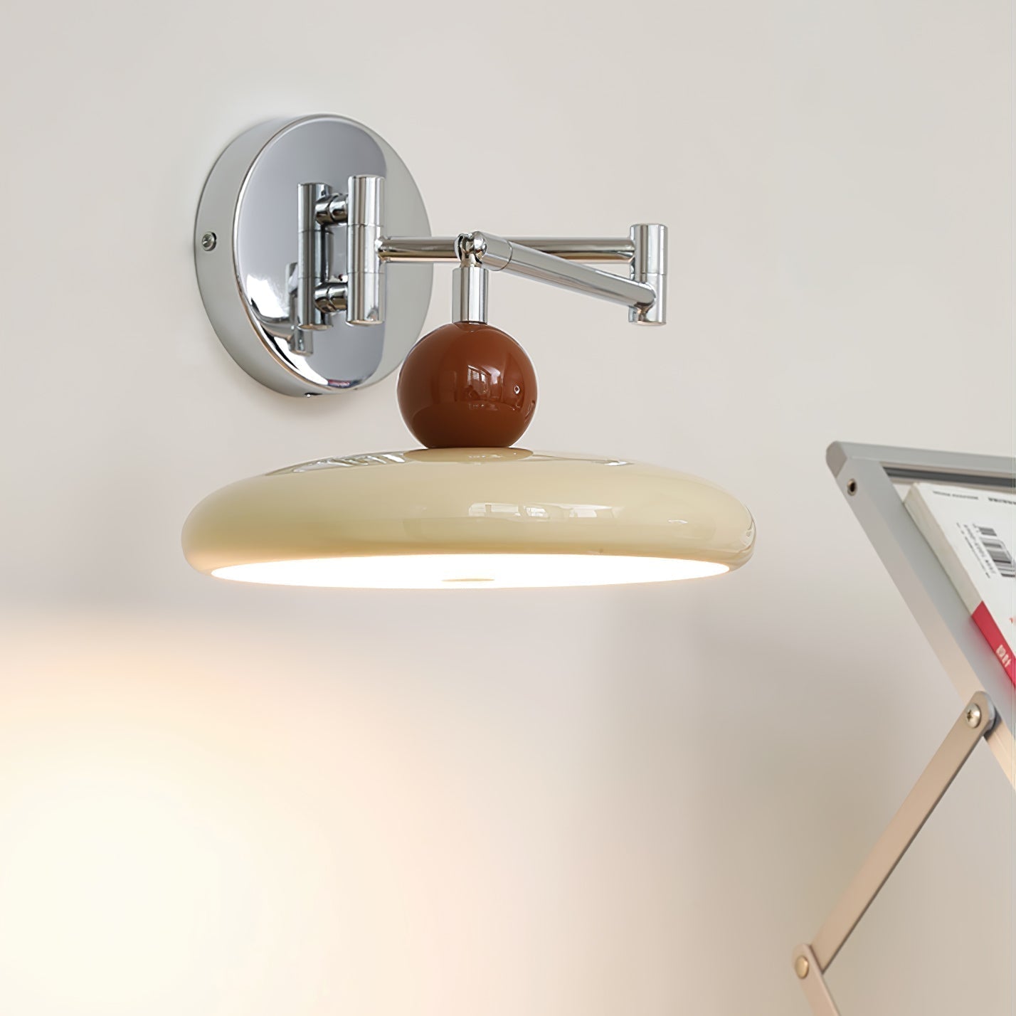 Flexible Lola Swing Arm Wandleuchte für Leseecken und Arbeitsplätze